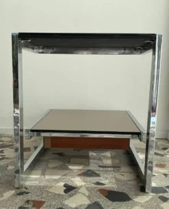 Paire chevets/tables appoint chrome et verre fumé (miroir), avec tiroirs.