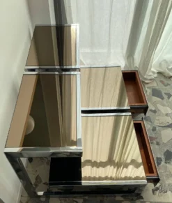 Paire chevets/tables appoint chrome et verre fumé (miroir), avec tiroirs.