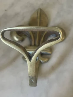 Paire d’anciennes patères fleur de lys en bronze doré
