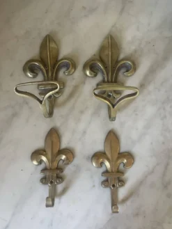 Paire d’anciennes patères fleur de lys en bronze doré