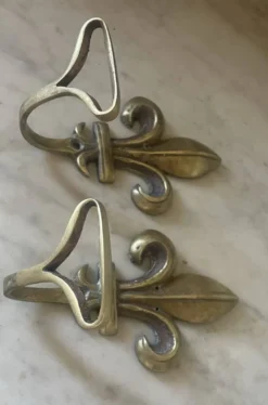 Paire d’anciennes patères fleur de lys en bronze doré