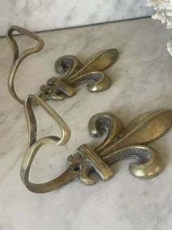 Paire d’anciennes patères fleur de lys en bronze doré