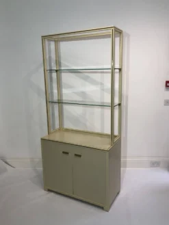 Paire d'armoires d'exposition Pierre Vandel des années 1970, étagères crème et laiton.