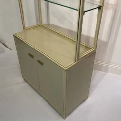 Paire d'armoires d'exposition Pierre Vandel des années 1970, étagères crème et laiton.