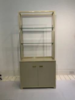 Paire d'armoires d'exposition Pierre Vandel des années 1970, étagères crème et laiton.