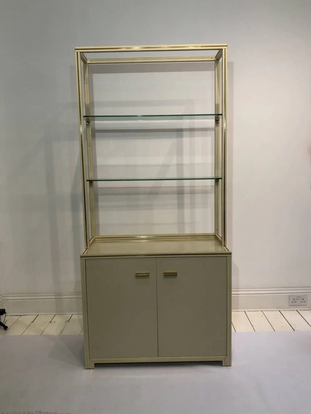 Paire d'armoires d'exposition Pierre Vandel des années 1970, étagères crème et laiton.