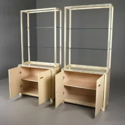 Paire d'armoires d'exposition Pierre Vandel des années 1970, étagères crème et laiton.