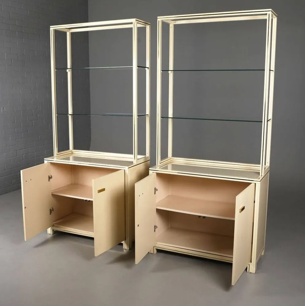 Paire d'armoires d'exposition Pierre Vandel des années 1970, étagères crème et laiton.