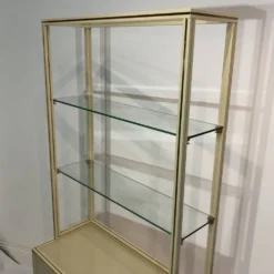 Paire d'armoires d'exposition Pierre Vandel des années 1970, étagères crème et laiton.