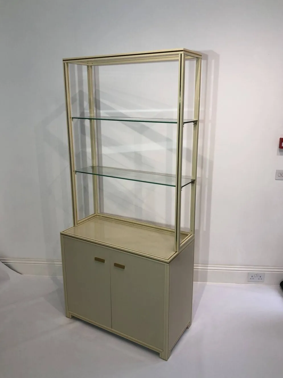 Paire d'armoires d'exposition Pierre Vandel des années 1970, étagères crème et laiton.