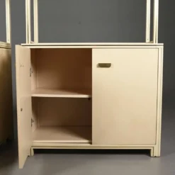 Paire d'armoires d'exposition Pierre Vandel des années 1970, étagères crème et laiton.