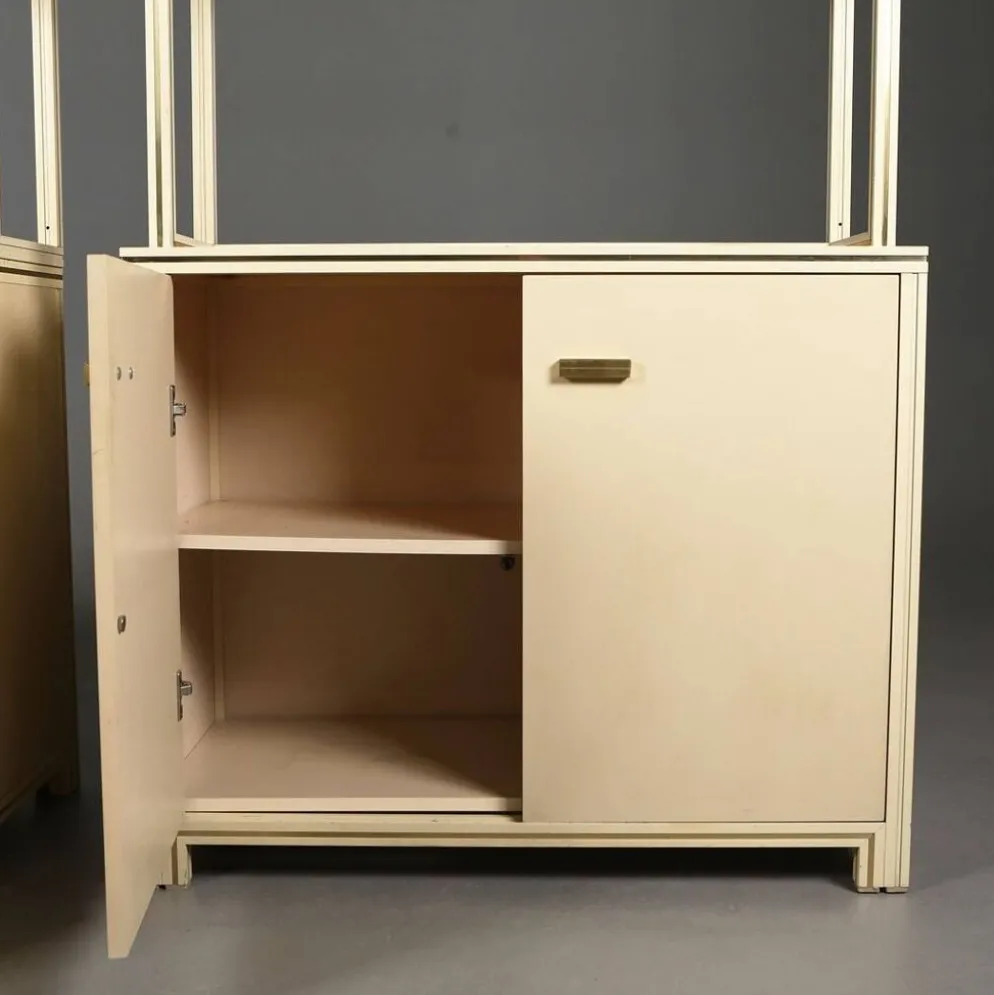 Paire d'armoires d'exposition Pierre Vandel des années 1970, étagères crème et laiton.
