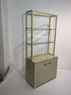 Paire d'armoires d'exposition Pierre Vandel des années 1970, étagères crème et laiton.