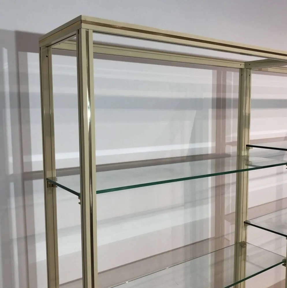 Paire d'armoires d'exposition Pierre Vandel des années 1970, étagères crème et laiton.