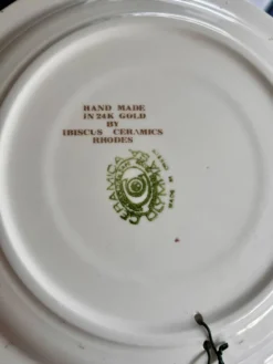 Paire d'assiettes en céramique peintes à la main vintage de Rhodes – Ibiscus Keramik – 24K