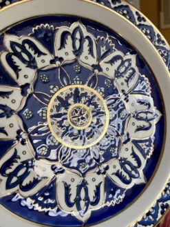Paire d'assiettes en céramique peintes à la main vintage de Rhodes – Ibiscus Keramik – 24K