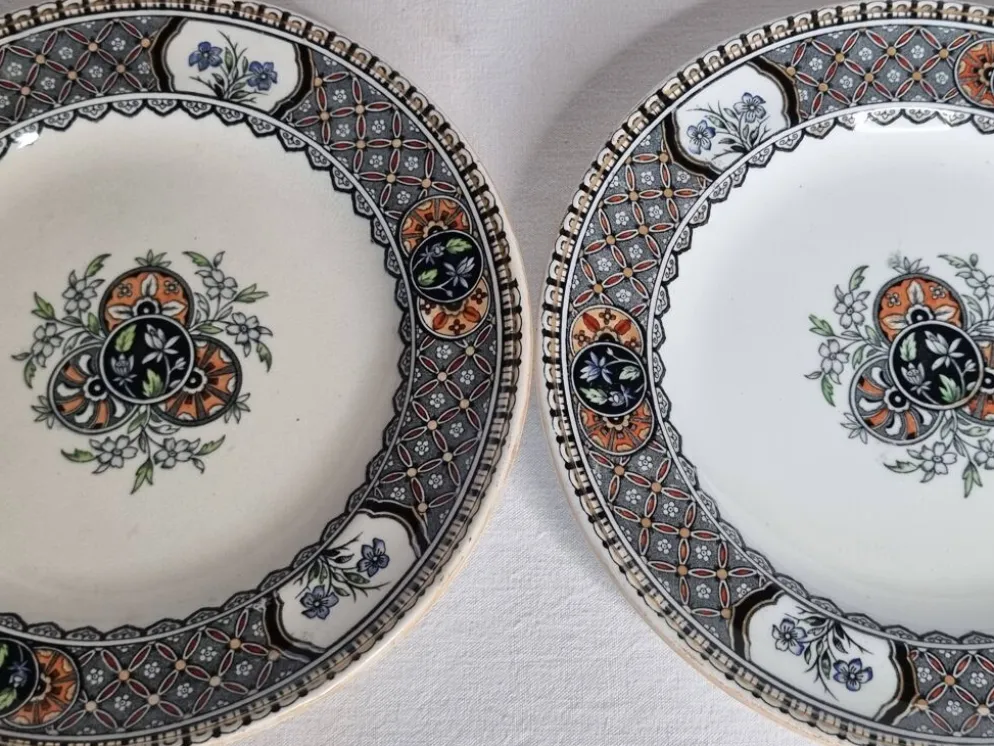 Paire d’assiettes Royal Doulton 20,5 cm faïence anglaise décor Imari XIXeme