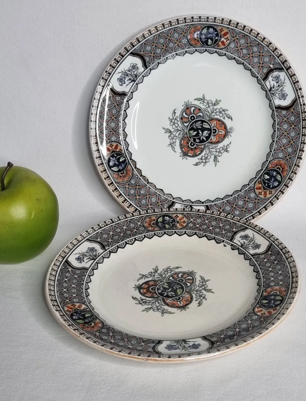 Paire d’assiettes Royal Doulton 20,5 cm faïence anglaise décor Imari XIXeme