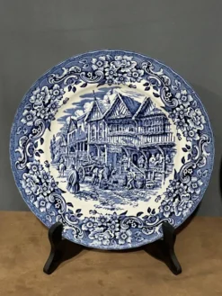 Paire d'assiettes Royal Tudor Ware. Angleterre,