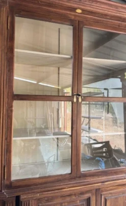 Paire de bibliothèques / vaisseliers en teck de style colonial