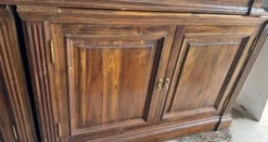 Paire de bibliothèques / vaisseliers en teck de style colonial