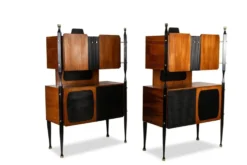 Paire de cabinets italiens en placage de teck. Années 1960.