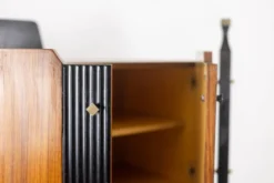 Paire de cabinets italiens en placage de teck. Années 1960.