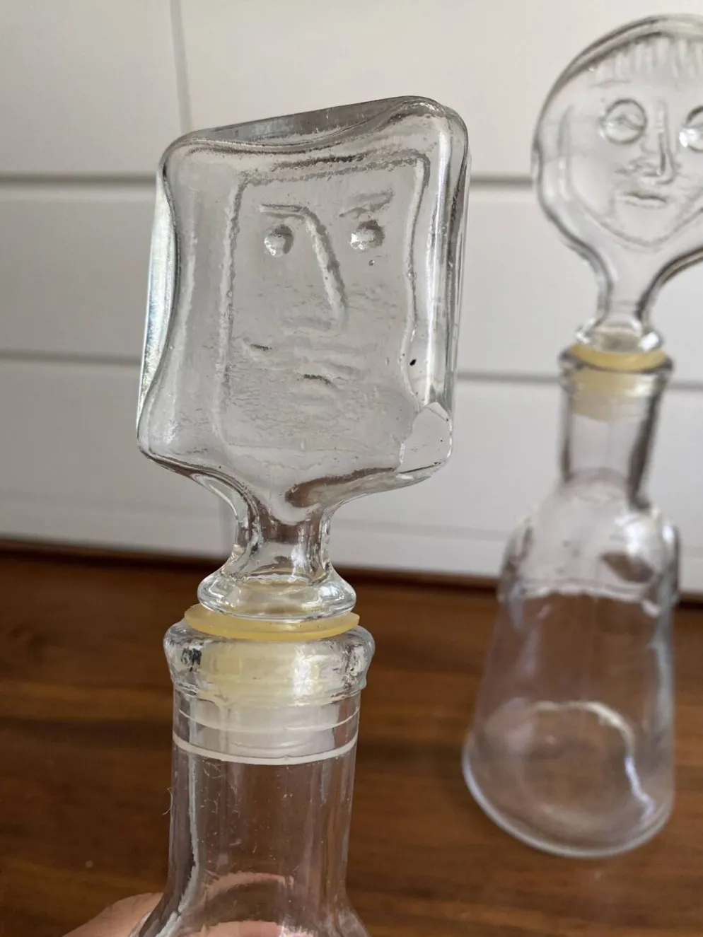 Paire de carafe d'Erik Hoglund pour Neiman marcus série "people" kosta boda