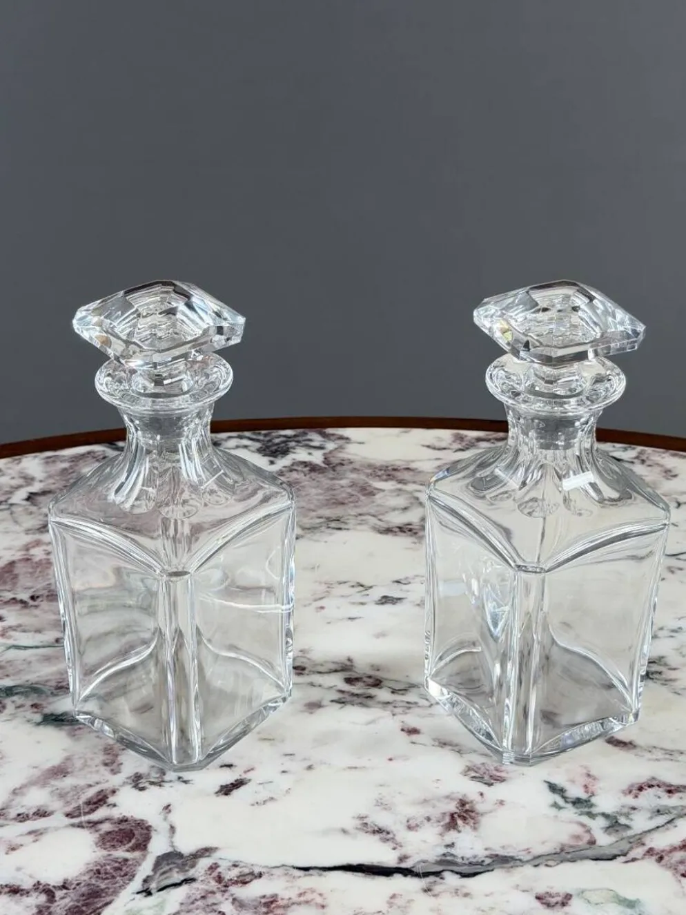 Paire de carafes en cristal de Baccarat, XXe Siècle