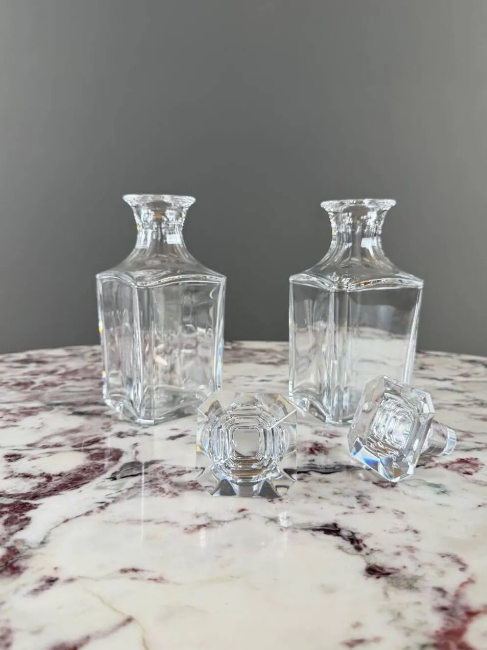 Paire de carafes en cristal de Baccarat, XXe Siècle