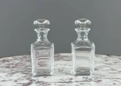 Paire de carafes en cristal de Baccarat, XXe Siècle