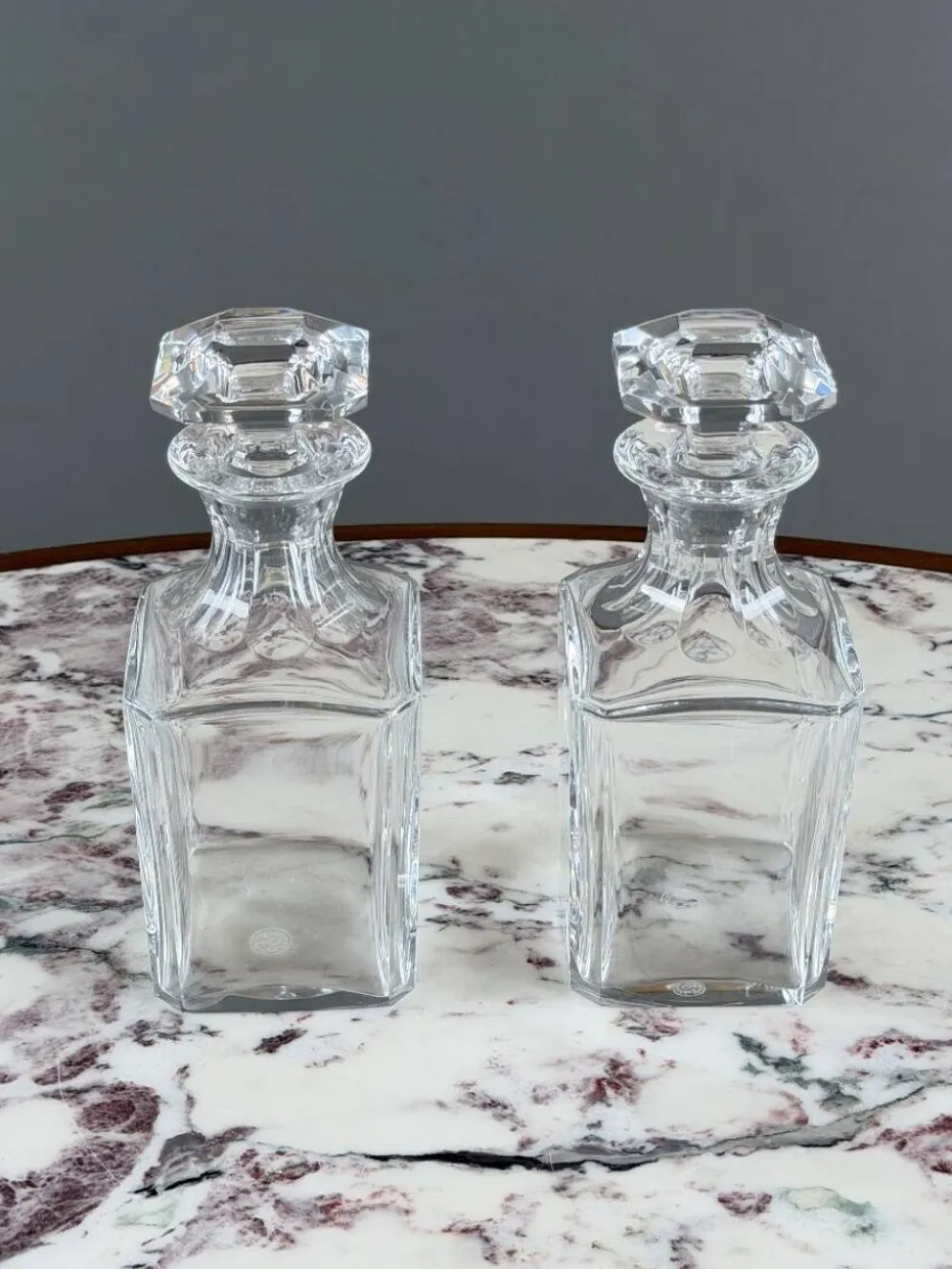 Paire de carafes en cristal de Baccarat, XXe Siècle