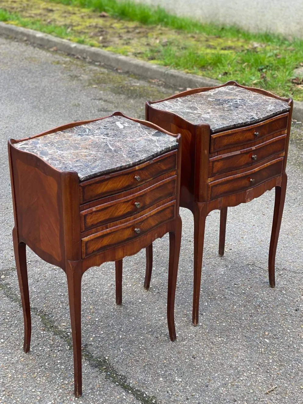 Paire de chevet Louis XV début 20ème marqueterie et marbre