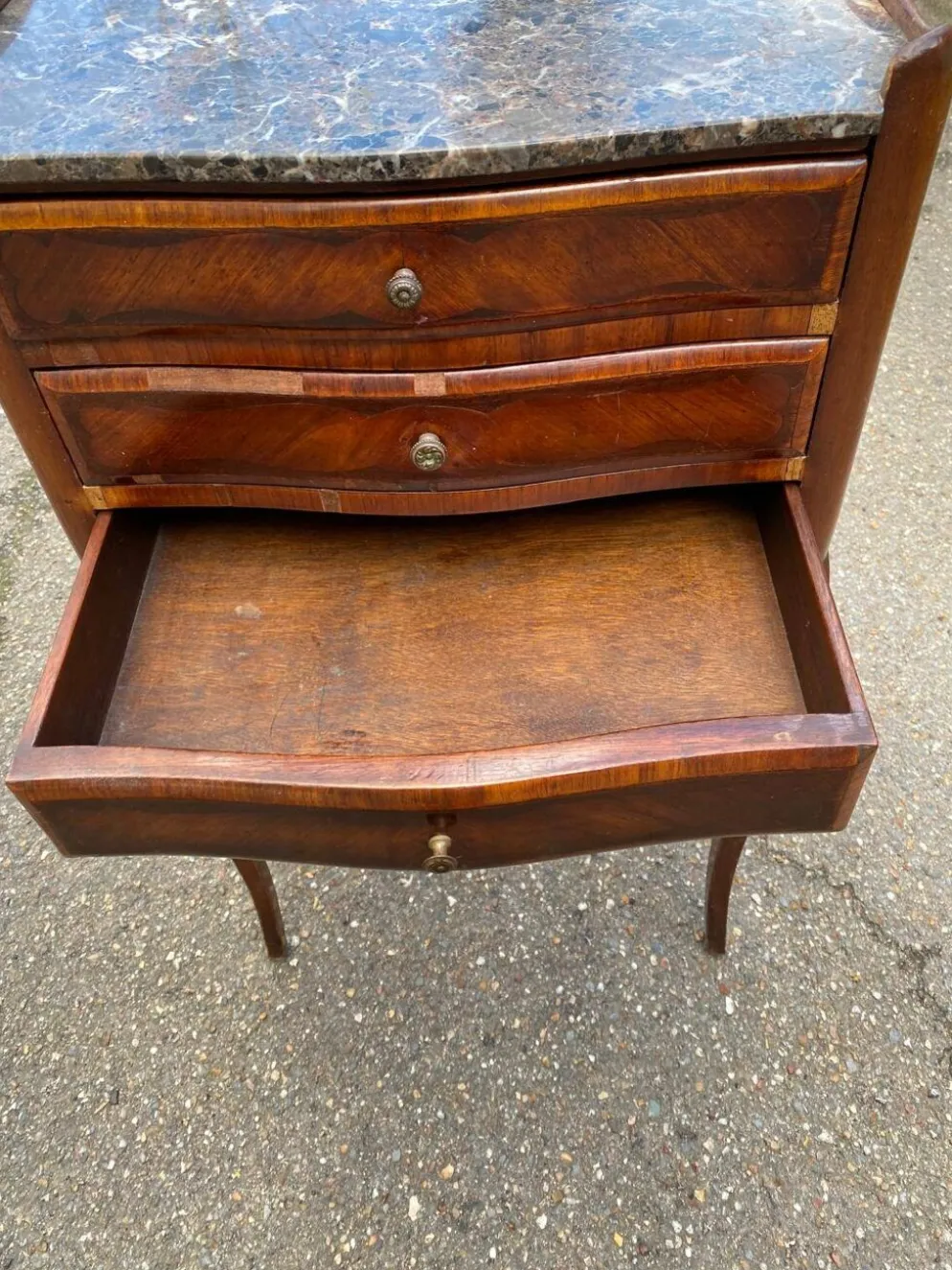 Paire de chevet Louis XV début 20ème marqueterie et marbre