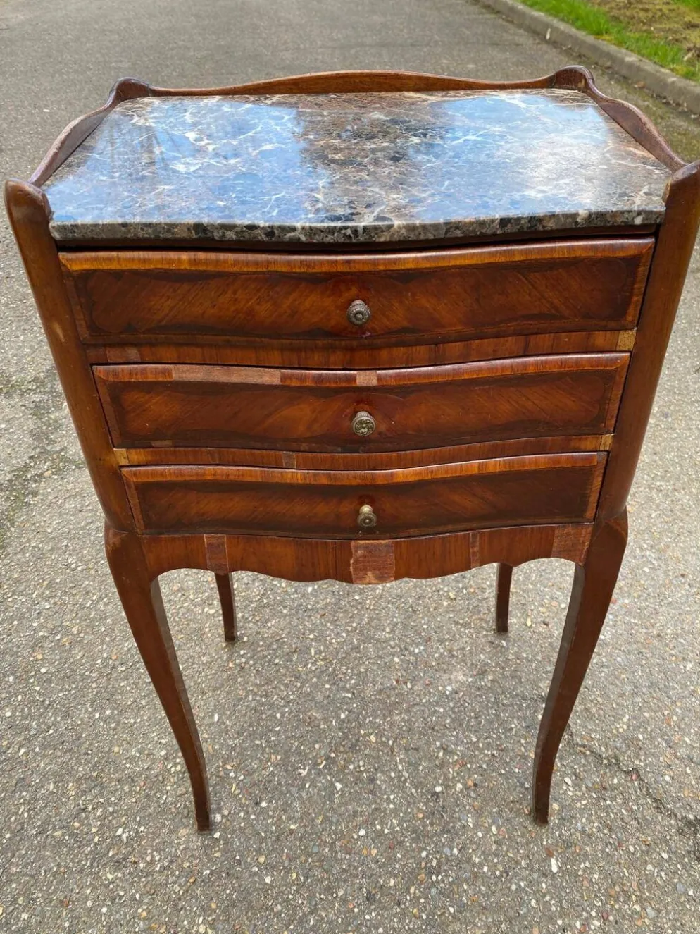 Paire de chevet Louis XV début 20ème marqueterie et marbre