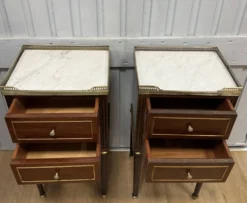 Paire de chevets de style Louis XVI en acajou