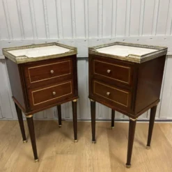 Paire de chevets de style Louis XVI en acajou