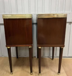Paire de chevets de style Louis XVI en acajou