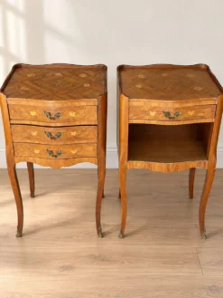 Paire de chevets en marqueterie style Louis XV – pieds galbés