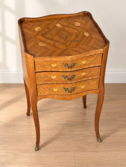 Paire de chevets en marqueterie style Louis XV – pieds galbés