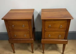 Paire de chevets à forme cubique
