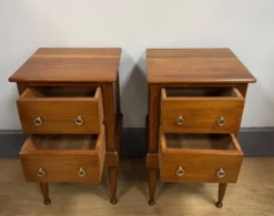Paire de chevets à forme cubique