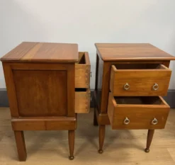 Paire de chevets à forme cubique