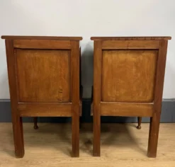 Paire de chevets à forme cubique
