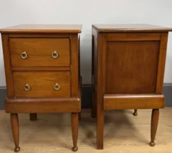 Paire de chevets à forme cubique