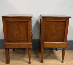 Paire de chevets à forme cubique