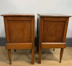 Paire de chevets à forme cubique