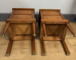 Paire de chevets à forme cubique