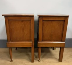 Paire de chevets à forme cubique