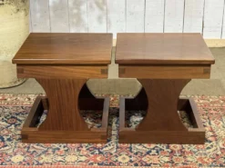Paire de chevets, guéridons des années 1980 en teck